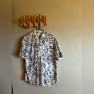 Old Navy, Men’s L, Slim Fit, The Classic Shirt, blue and white floral print.